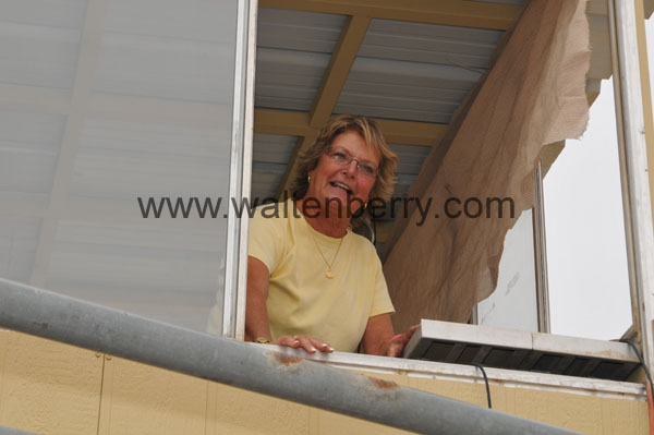 announcer AZ08p27- 005